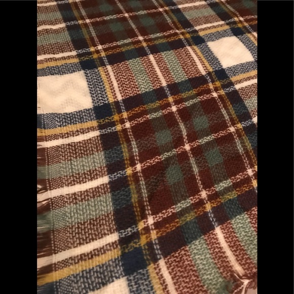 Women’s Plaid Triangle Blanket Scarf - Picture 4 of 4